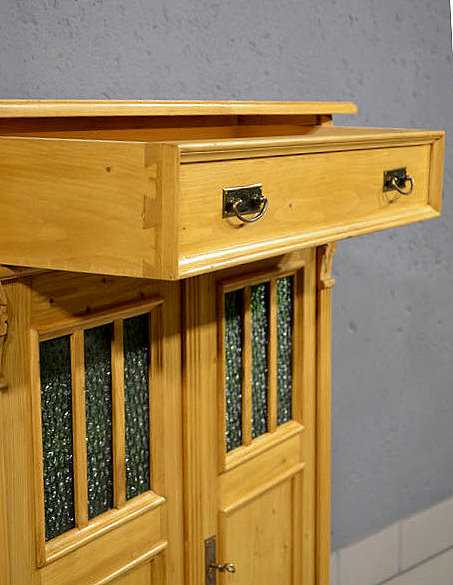 Geöffnete Schublade, gezapfte Verbindung sichtbar, feine Handarbeit