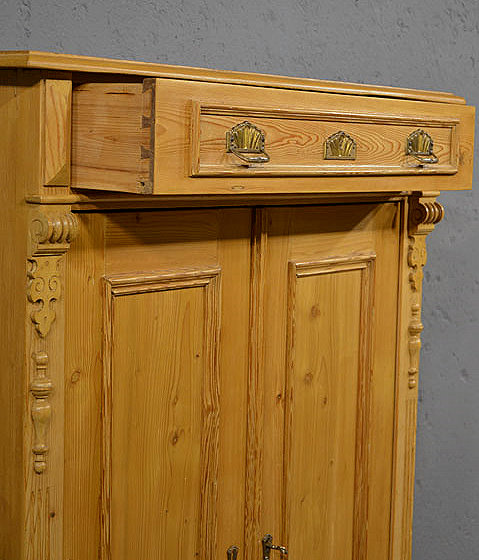 Geöffnete Schublade, gezapfte Verbindung sichtbar, solide Handwerksarbeit.