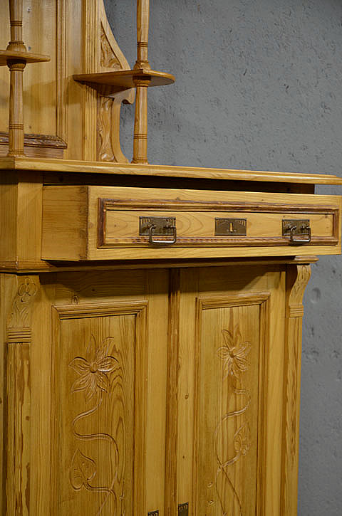 Ge&ouml;ffnete Schublade mit gezapfter Verbindung, solide Schreinerarbeit.