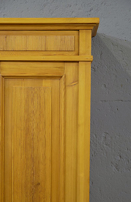 restauriertes Vertiko aus Kiefer mit feiner Verzierung, 2. Detailansicht