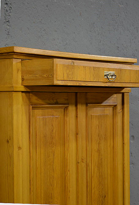 Vertiko aus Dänemark mit ausgezogener Schublade, 3. Detailansicht
