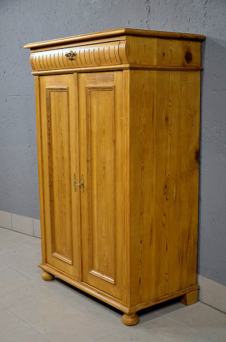 Rechte Seitenansicht des antiken Vertikos im Gr&uuml;nderzeitstil, warm gewachste Oberfl&auml;che aus massiver Kiefer.