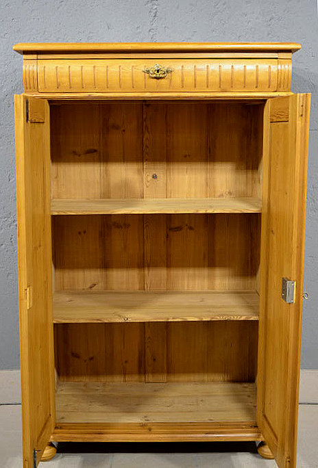 Innenansicht des Vertikos mit zwei durchgehenden Einlegeb&ouml;den, auf Wunsch mit zus&auml;tzlichem oder variablen Zahnleistensystem.