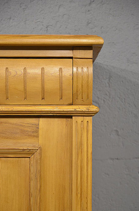 Detailansicht der gro&szlig;en, leicht bauchigen Schublade mit senkrechten Kerben des Gr&uuml;nderzeit-Vertikos aus D&auml;nemark.