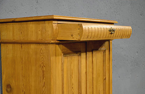 Ge&ouml;ffnete Schublade zeigt traditionelle gezapfte Bauweise und fachm&auml;nnische Restaurierung.