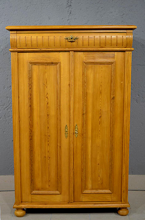 Antikes 2-t&uuml;riges Vertiko aus der Gr&uuml;nderzeit um 1880, massives Kiefernholz, wohnfertig restauriert, honigfarben gewachst. Besichtigung im M&ouml;bellager Bargfeld-Stegen nach Termin, pers&ouml;nliche Lieferung deutschlandweit.