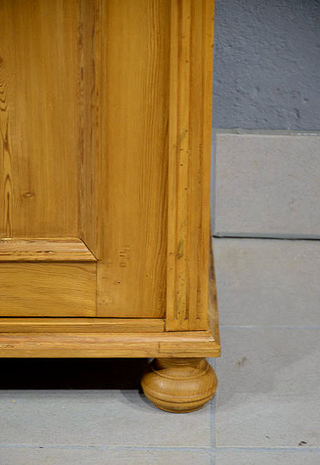 Sockelpartie des antiken Vertikos mit formsch&ouml;ner Basis aus massiver Kiefer