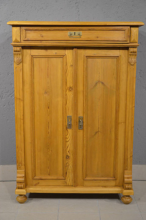 Antikes 2-t&uuml;riges Vertiko aus der Gr&uuml;nderzeit um 1880, massives Kiefernholz, schlicht und stilvoll, honigfarben gewachst. Nach Terminvereinbarung k&ouml;nnen Sie dieses M&ouml;belst&uuml;ck gerne in unserem M&ouml;bellager in Bargfeld-Stegen besichtigen. Wir liefern zuverl&auml;ssig, kosteng&uuml;nstig und pers&ouml;nlich &ndash; deutschlandweit bis in Ihr Zuhause.