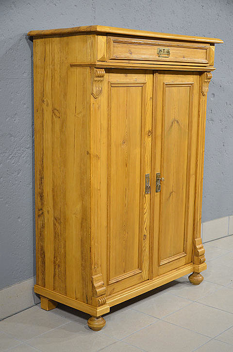 Linke Seitenansicht des antiken Gr&uuml;nderzeit-Vertikos aus D&auml;nemark, warm gewachst, schlichte Linienf&uuml;hrung.