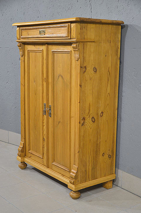 Rechte Seitenansicht des restaurierten Vertikos im Gr&uuml;nderzeitstil mit glatter, honigfarbener Oberfl&auml;che.