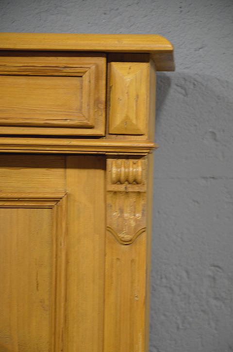 Detail der gro&szlig;en Schublade mit formsch&ouml;nem Beschlag und warmem Honigton.