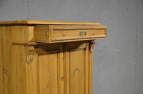 Ge&ouml;ffnete Schublade zeigt gezapfte Bauweise und pr&auml;zise Handwerksarbeit.