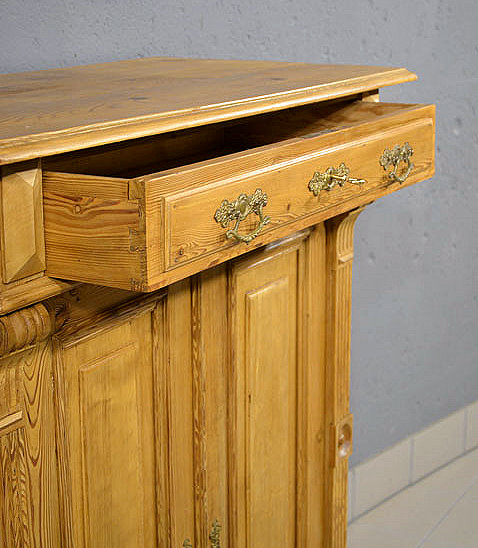 Ge&ouml;ffnete Schublade im oberen Bereich mit gro&szlig;z&uuml;gigem Stauraum und massiver Verarbeitung.