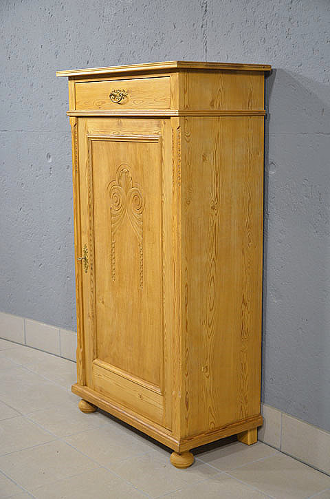 Rechte Seitenansicht des restaurierten Jugendstil Vertikos aus Daenemark mit schoener Holzstruktur und stabiler Konstruktion. Wir liefern zuverl&auml;ssig, kosteng&uuml;nstig und pers&ouml;nlich &ndash; deutschlandweit bis in Ihr Zuhause. Nach Terminvereinbarung k&ouml;nnen Sie dieses M&ouml;belst&uuml;ck gerne in unserem M&ouml;bellager in Bargfeld-Stegen besichtigen