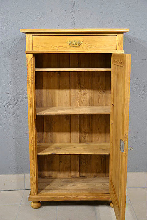 Innenansicht des Vertikos mit drei Einlegeboeden und praktischer Inneneinteilung bei 31 cm Tiefe ideal fuer Flur oder Nische. Wir liefern zuverl&auml;ssig, kosteng&uuml;nstig und pers&ouml;nlich &ndash; deutschlandweit bis in Ihr Zuhause. Nach Terminvereinbarung k&ouml;nnen Sie dieses M&ouml;belst&uuml;ck gerne in unserem M&ouml;bellager in Bargfeld-Stegen besichtigen