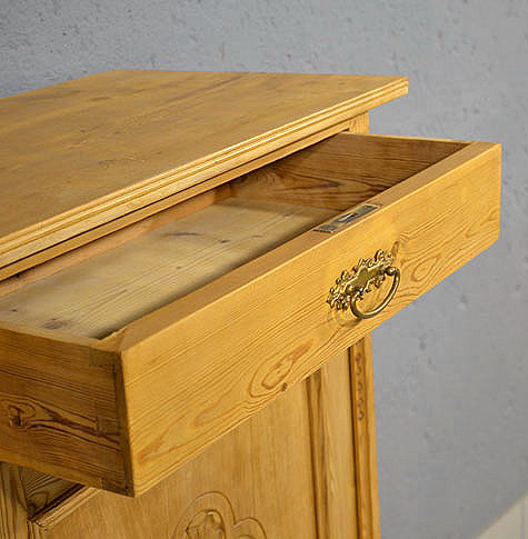 Detailansicht der grossen Schublade mit schoener Verarbeitung und typischer Bauweise. Wir liefern zuverl&auml;ssig, kosteng&uuml;nstig und pers&ouml;nlich &ndash; deutschlandweit bis in Ihr Zuhause. Nach Terminvereinbarung k&ouml;nnen Sie dieses M&ouml;belst&uuml;ck gerne in unserem M&ouml;bellager in Bargfeld-Stegen besichtigen