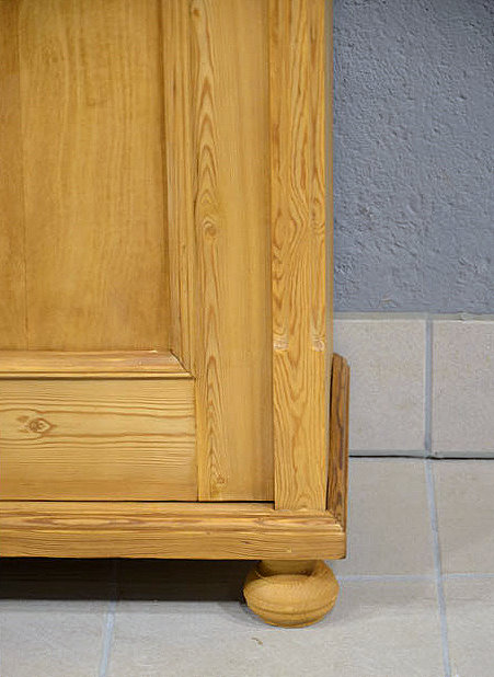 Sockelansicht des Vertikos mit stabilem Stand und schlanker Wirkung ideal fuer schmale Raeume. Wir liefern zuverl&auml;ssig, kosteng&uuml;nstig und pers&ouml;nlich &ndash; deutschlandweit bis in Ihr Zuhause. Nach Terminvereinbarung k&ouml;nnen Sie dieses M&ouml;belst&uuml;ck gerne in unserem M&ouml;bellager in Bargfeld-Stegen besichtigen