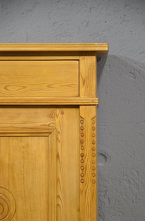 Detail des oberen Bereichs mit klarer Formgebung und stiltypischer Gestaltung des Jugendstils. Wir liefern zuverl&auml;ssig, kosteng&uuml;nstig und pers&ouml;nlich &ndash; deutschlandweit bis in Ihr Zuhause. Nach Terminvereinbarung k&ouml;nnen Sie dieses M&ouml;belst&uuml;ck gerne in unserem M&ouml;bellager in Bargfeld-Stegen besichtigen