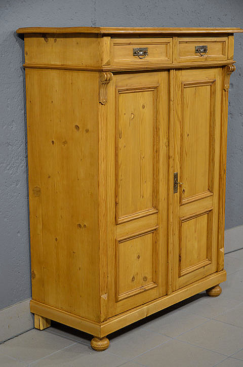 Linke Seitenansicht des antiken Vertikos aus massiver Kiefer mit 49 cm Tiefe und harmonischen Proportionen