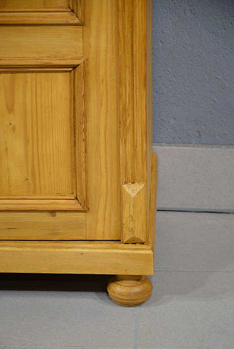 Sockeldetail des 2-t&uuml;rigen antiken Vertikos aus massiver Kiefer, gelaugt, geschliffen und per Hand gewachst