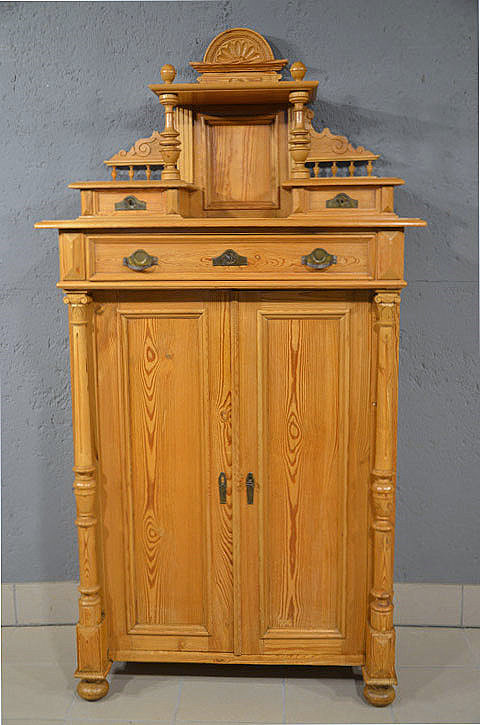 Antikes Vertiko mit Aufsatz aus D&auml;nemark, Gr&uuml;nderzeit um 1880, aus massiver Kiefer und wohnfertig restauriert