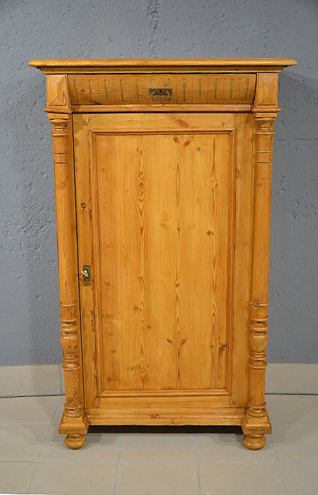 Antikes 1-t&uuml;riges Vertiko aus D&auml;nemark, Gr&uuml;nderzeit um 1880, aus massiver Kiefer mit Schublade
