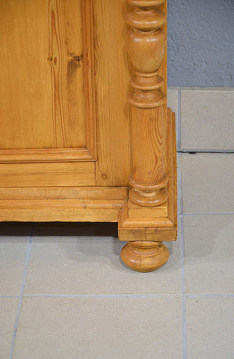 Sockelbereich des wohnfertig restaurierten Vertikos aus massiver Kiefer, pers&ouml;nliche Lieferung deutschlandweit