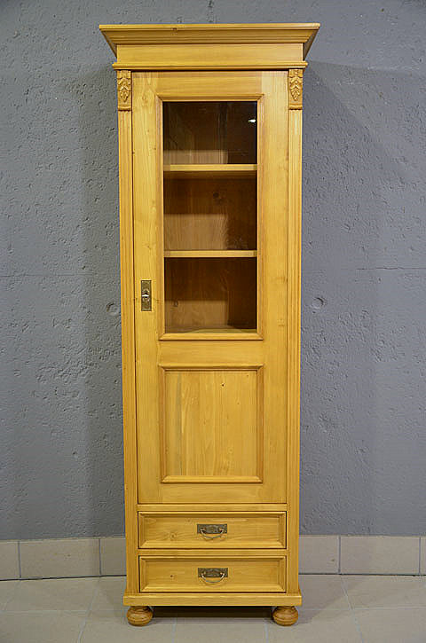 Frontansicht der antiken Vitrine aus Kiefer
