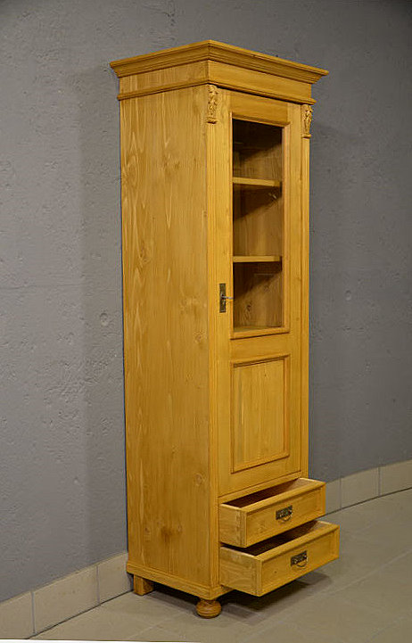 1. Seitanansicht der schmalen Vitrine