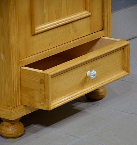 Geöffnete Schublade mit sichtbarer handwerklicher Ausführung. Praktischer Stauraum. Lieferung & Besichtigung.