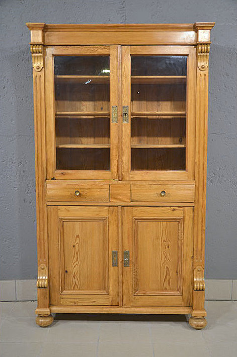 Antike Gruenderzeit Vitrine aus massiver Kiefer um 1880 mit verglasten Tueren im oberen Bereich, restauriert und wohnfertig. Lieferung deutschlandweit und Besichtigung im Moebellager in Bargfeld-Stegen moeglich.