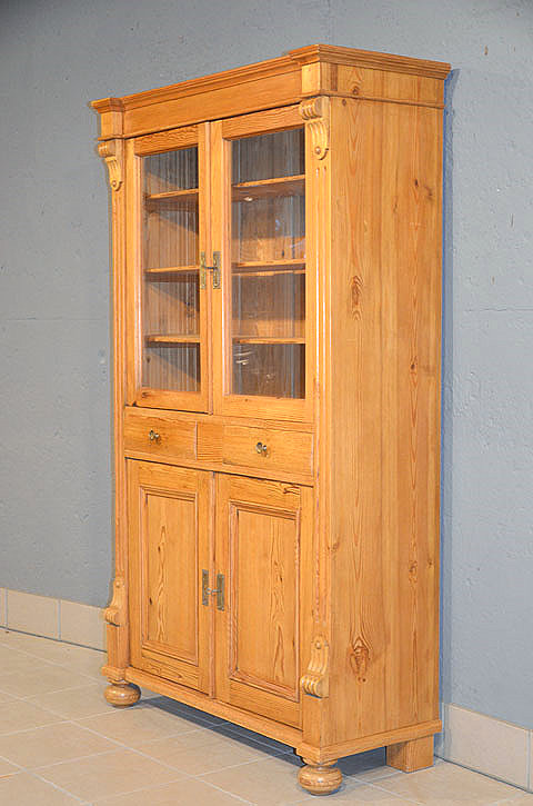 Rechte Seitenansicht der antiken Gruenderzeit Vitrine aus Weichholz, wohnfertig restauriert und elegant proportioniert. Lieferung deutschlandweit und Besichtigung im Moebellager moeglich.