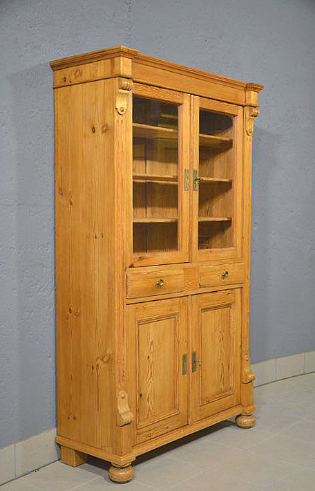 Linke Seitenansicht der restaurierten antiken Gruenderzeit Vitrine aus massivem Kiefernholz mit schmaler Tiefe. Lieferung deutschlandweit und Besichtigung nach Terminvereinbarung moeglich.