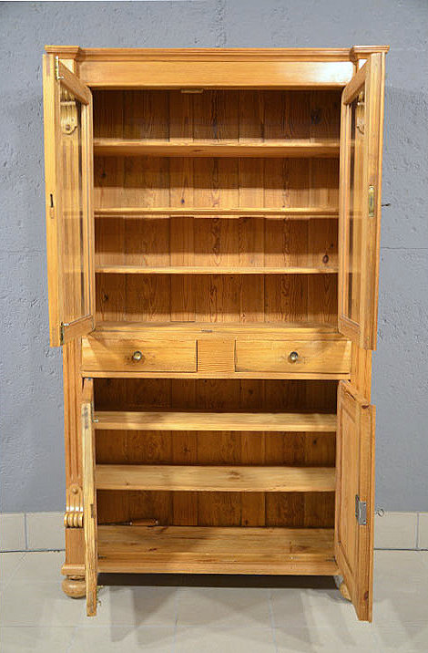 Einlegeboeden ueber die gesamte Breite bei dieser antiken Gruenderzeit Vitrine. Lieferung deutschlandweit und Besichtigung nach Termin moeglich.