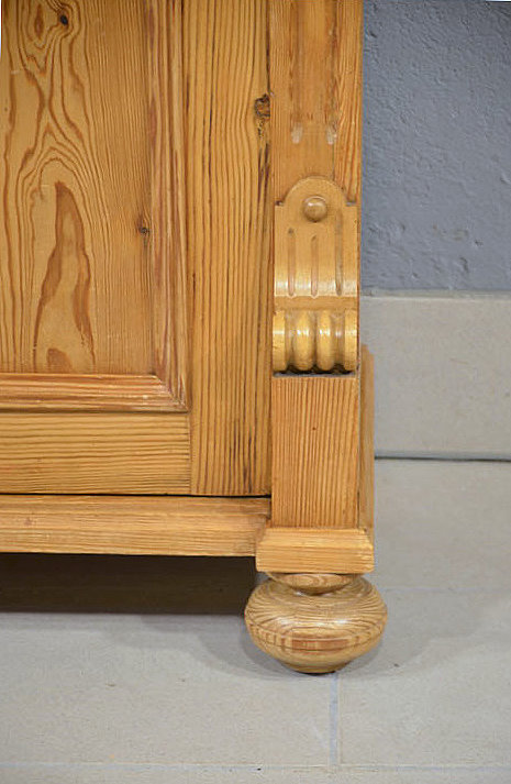 Detailansicht des schlichten Sockelbereichs der antiken Gruenderzeit Vitrine aus Weichholz, wohnfertig restauriert. Lieferung deutschlandweit und Besichtigung moeglich.