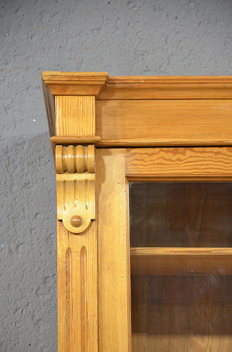 Detailansicht der Glasfront im Oberteil dieser antiken Gruenderzeit Vitrine aus massivem Kiefernholz. Lieferung deutschlandweit und Besichtigung moeglich.