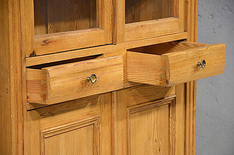  Geoeffnete Schubladen mit sauberer Verarbeitung bei der antiken Gruenderzeit Vitrine aus massiver Kiefer. Lieferung deutschlandweit und Besichtigung moeglich.